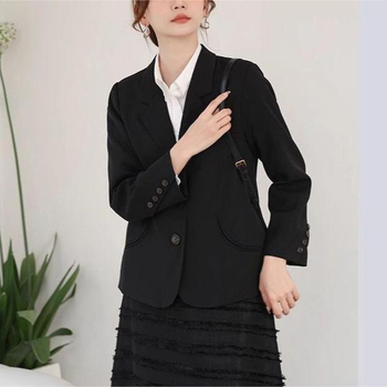 Žensko sako za vitku figuru – ravni kroj, dugi rukavi, poluotvoren ovratnik, jednodobno kopčanje, poliester