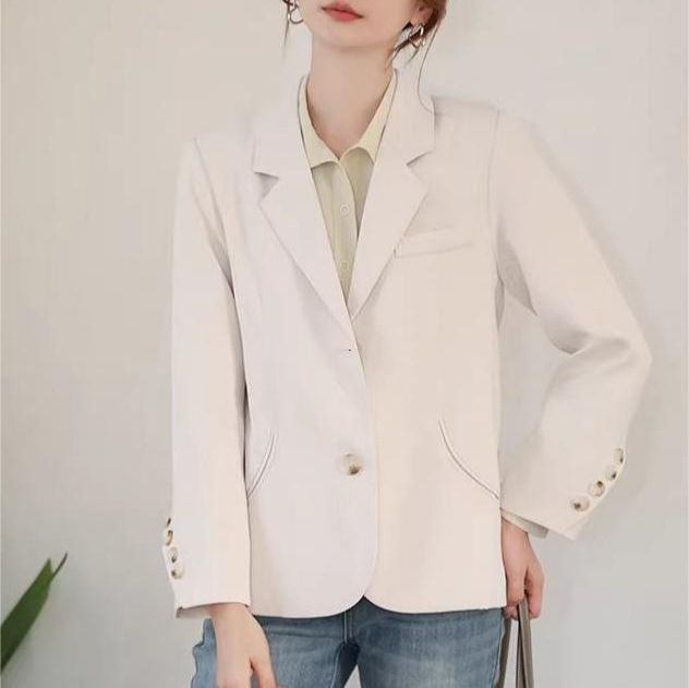 Žensko sako za vitku figuru – ravni kroj, dugi rukavi, poluotvoren ovratnik, jednodobno kopčanje, poliester