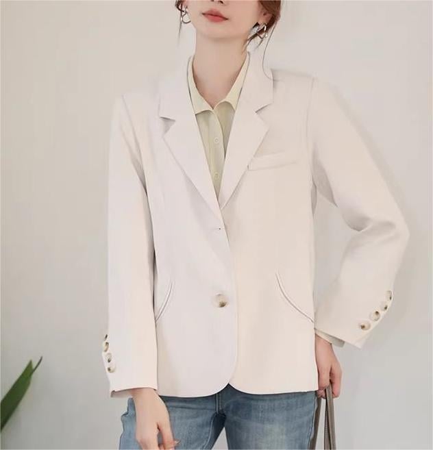 Žensko sako za vitku figuru – ravni kroj, dugi rukavi, poluotvoren ovratnik, jednodobno kopčanje, poliester