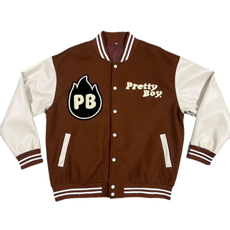 Bomber jakna s PU kožnim rukavima i velikom izvezom na tkanini viskoze-vuna, dvostruka flis podstava, slobodan kroj, okrugli ovratnik, za muškarce