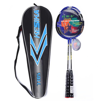 Raketa za badminton Caska — karbonsko vlakno okvir, najlonske žice, direktni udarac, težina 95–100 g, debljina držača G4