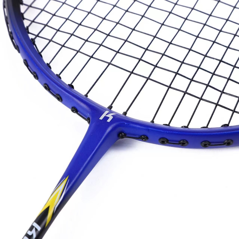 Raketa za badminton Caska — karbonsko vlakno okvir, najlonske žice, direktni udarac, težina 95–100 g, debljina držača G4