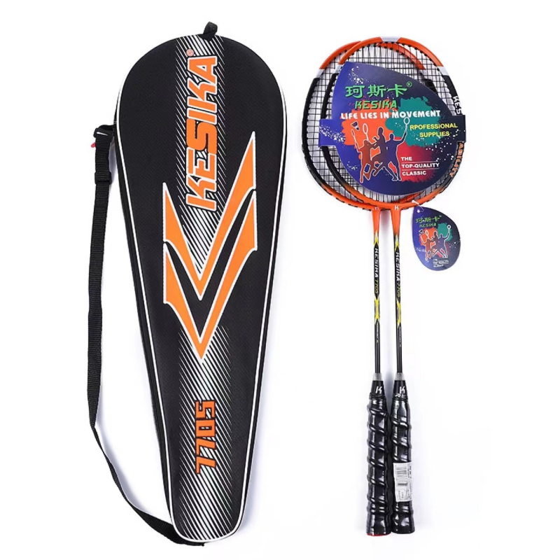 Raketa za badminton Caska — karbonsko vlakno okvir, najlonske žice, direktni udarac, težina 95–100 g, debljina držača G4