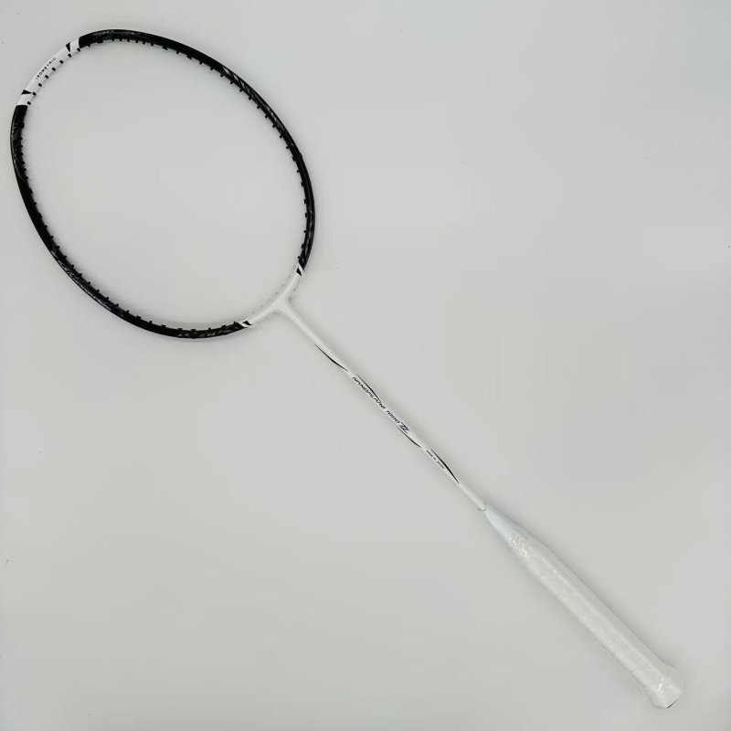 1000Z badminton raketa, karbonska vlakna okvir, težina 80–84 g, debljina ručke G5, ravna glava, pogodna za amatere i napredne