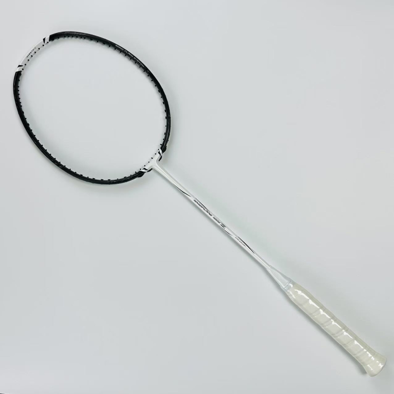 1000Z badminton raketa, karbonska vlakna okvir, težina 80–84 g, debljina ručke G5, ravna glava, pogodna za amatere i napredne