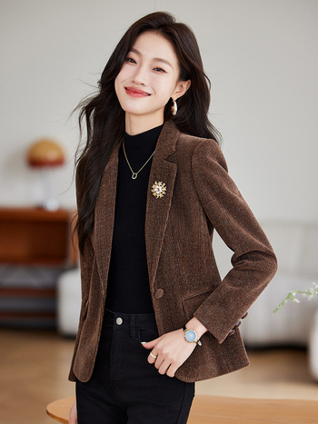 Женско сако за костюм, тесен силует, къс модел (дължина 40–50 cm), яка тип костюм, дълги ръкави, полиестер