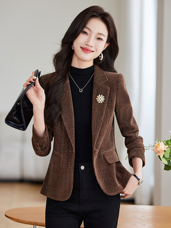 Женско сако за костюм, тесен силует, къс модел (дължина 40–50 cm), яка тип костюм, дълги ръкави, полиестер