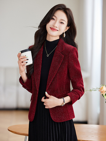 Женско сако за костюм, тесен силует, къс модел (дължина 40–50 cm), яка тип костюм, дълги ръкави, полиестер