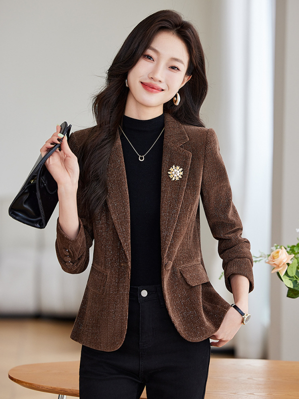 Женско сако за костюм, тесен силует, къс модел (дължина 40–50 cm), яка тип костюм, дълги ръкави, полиестер