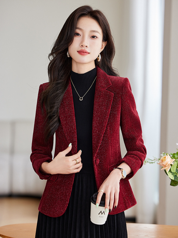 Женско сако за костюм, тесен силует, къс модел (дължина 40–50 cm), яка тип костюм, дълги ръкави, полиестер