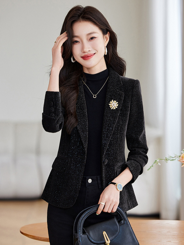 Женско сако за костюм, тесен силует, къс модел (дължина 40–50 cm), яка тип костюм, дълги ръкави, полиестер