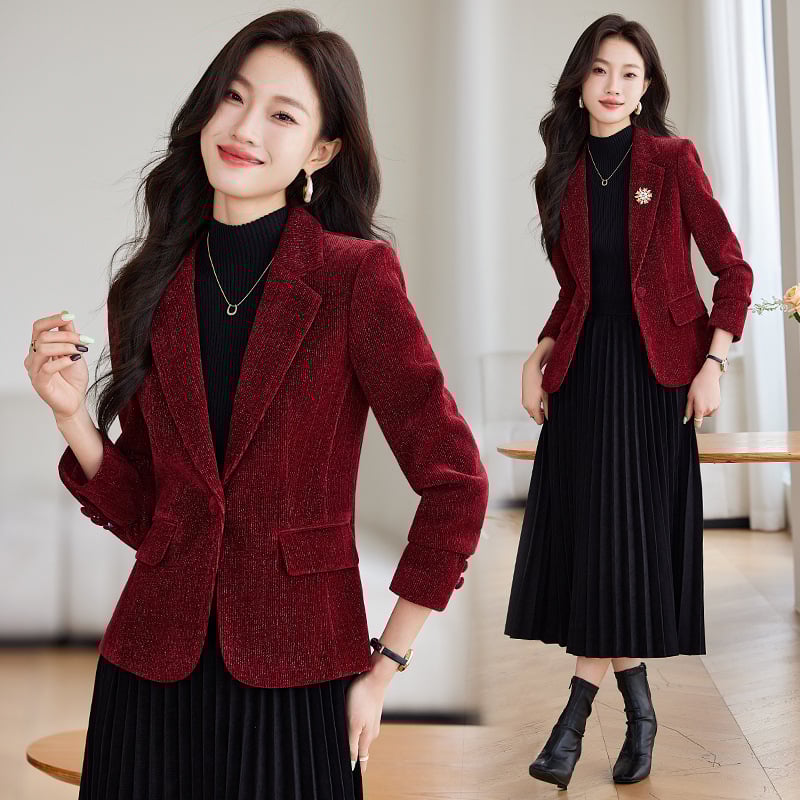 Женско сако за костюм, тесен силует, къс модел (дължина 40–50 cm), яка тип костюм, дълги ръкави, полиестер