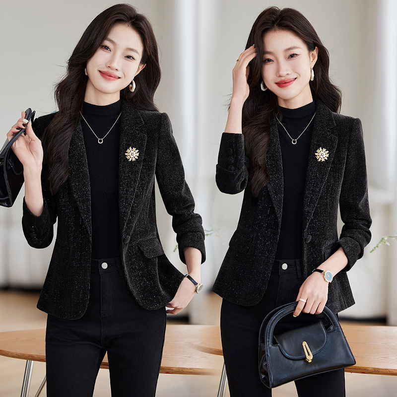 Женско сако за костюм, тесен силует, къс модел (дължина 40–50 cm), яка тип костюм, дълги ръкави, полиестер