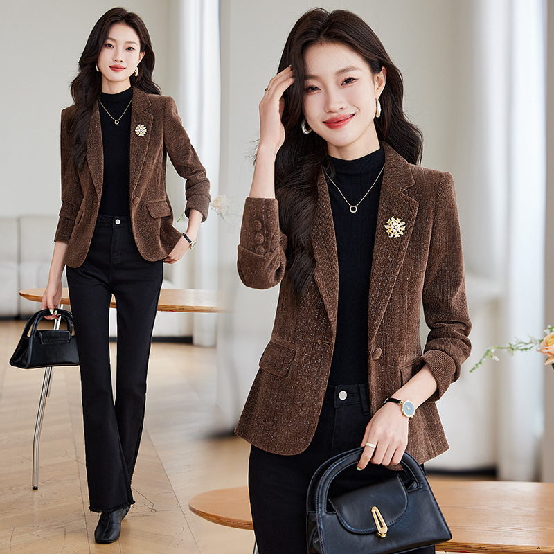 Женско сако за костюм, тесен силует, къс модел (дължина 40–50 cm), яка тип костюм, дълги ръкави, полиестер