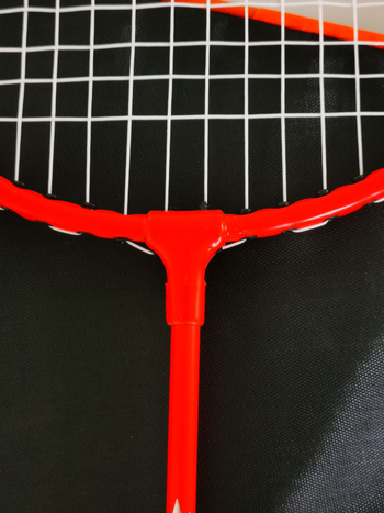 Ming Yu badminton reketa, pravim vratom, težina 95–100 g, okvir od ferosloja, najlon vrpce, debljina drške G4