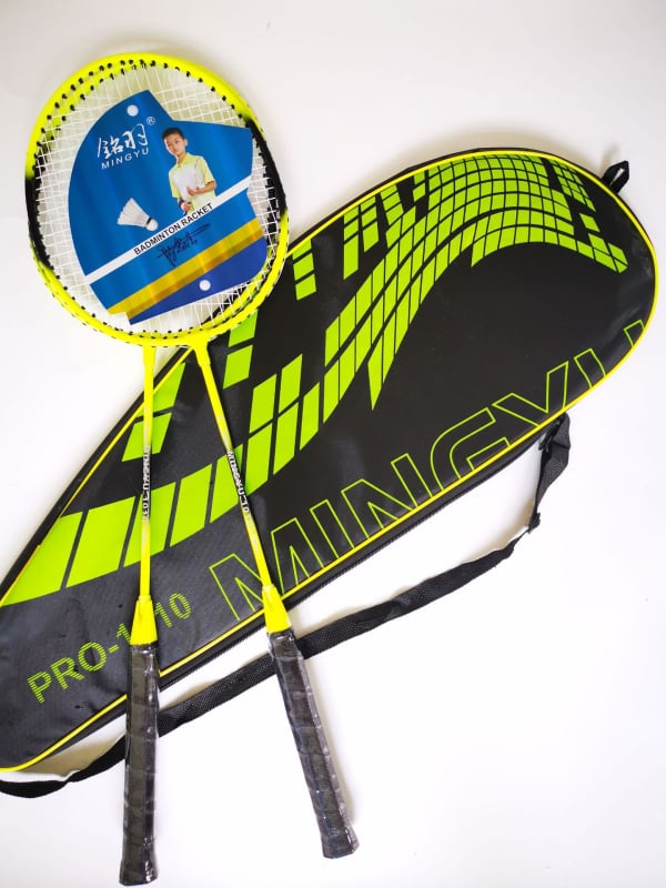 Ming Yu badminton reketa, pravim vratom, težina 95–100 g, okvir od ferosloja, najlon vrpce, debljina drške G4