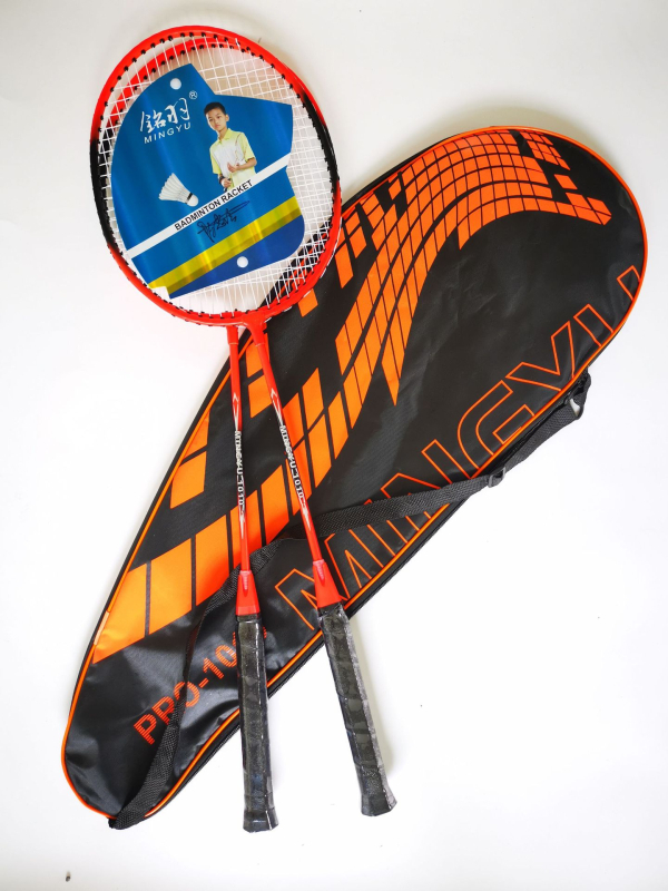 Ming Yu badminton reketa, pravim vratom, težina 95–100 g, okvir od ferosloja, najlon vrpce, debljina drške G4