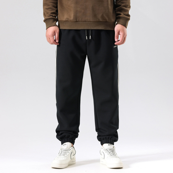 F692 Férfi kötött kasual nadrág, szalagcsíkos minta, lazított szabás, középmagas derekú, kényelmes nyújtható anyag