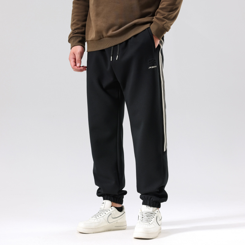 F692 Férfi kötött kasual nadrág, szalagcsíkos minta, lazított szabás, középmagas derekú, kényelmes nyújtható anyag