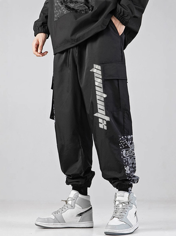 Sportske hlače u opuštenom kroju, brzo se sušećim materijalom, tanke tkanine, srednje visoki pojas, print dizajn za ljeto