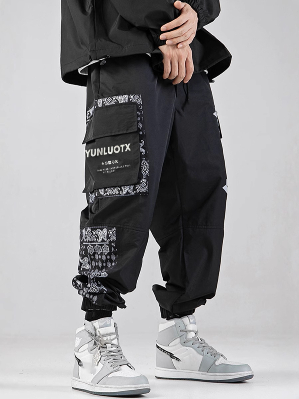 Sportske hlače u opuštenom kroju, brzo se sušećim materijalom, tanke tkanine, srednje visoki pojas, print dizajn za ljeto