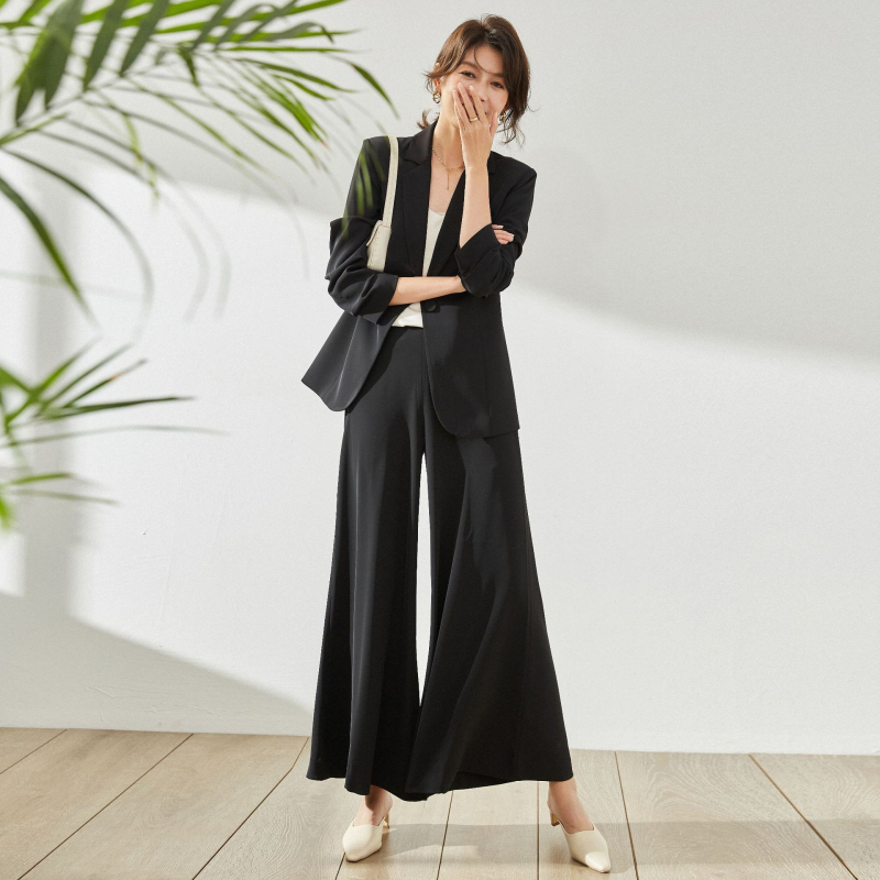 Ženski sako-kostim, gradski stil, jednostruko kopčanje, dugi rukavi, uski kroj, poliester s do 30% elastana