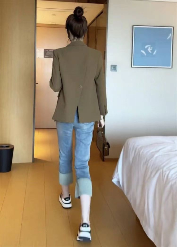 Női slim blazer, öltöny gallér, hosszú ujjú, standard hossz, poliészter 90–95%