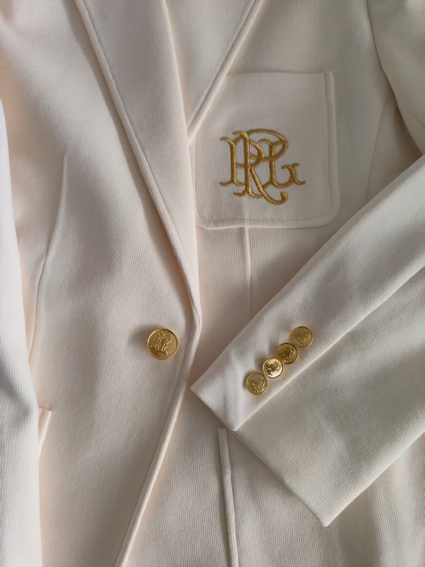 Női keskeny szabású kosztüm geometriás hímzéssel, pamut és spandex 50–70%, egygombos zárás