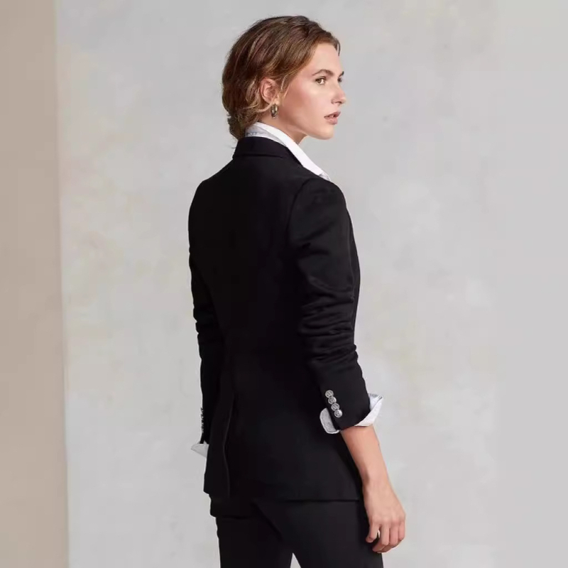 Női keskeny szabású kosztüm geometriás hímzéssel, pamut és spandex 50–70%, egygombos zárás