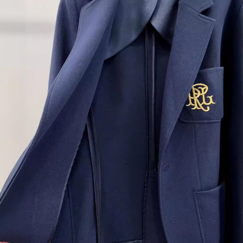 Női keskeny szabású kosztüm geometriás hímzéssel, pamut és spandex 50–70%, egygombos zárás