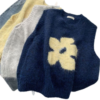 Ženski pleteni bez rukava vest s vunenim punilom; okrugli izrez; blok uzorak; slobodan kroj; tkanina: pamuk-poliester; duljina standardna (50–65 cm)