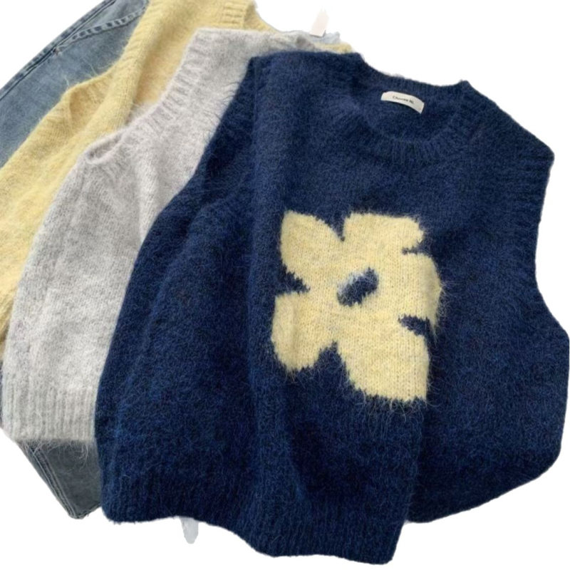 Ženski pleteni bez rukava vest s vunenim punilom; okrugli izrez; blok uzorak; slobodan kroj; tkanina: pamuk-poliester; duljina standardna (50–65 cm)