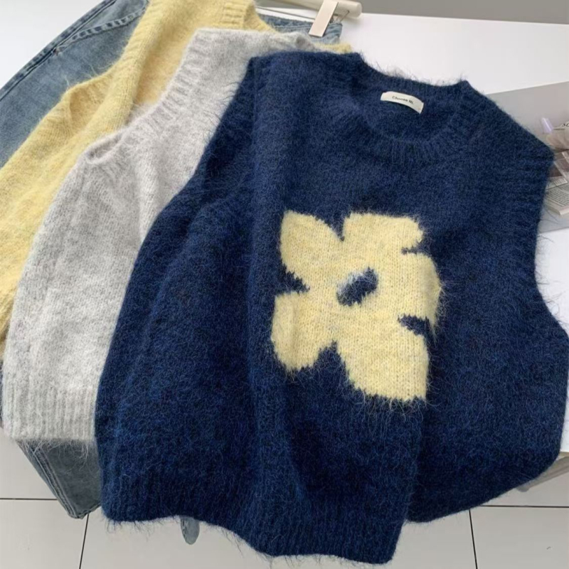 Ženski pleteni bez rukava vest s vunenim punilom; okrugli izrez; blok uzorak; slobodan kroj; tkanina: pamuk-poliester; duljina standardna (50–65 cm)