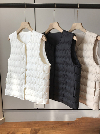 Ženski lagani down vest s punilom od bijelog patkanog perja, najlonska vanjska tkanina, okrugli ovratnik, jednostruko kopčanje na gumbe, srednja duljina 50–65 cm