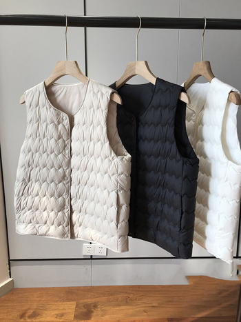 Ženski lagani down vest s punilom od bijelog patkanog perja, najlonska vanjska tkanina, okrugli ovratnik, jednostruko kopčanje na gumbe, srednja duljina 50–65 cm