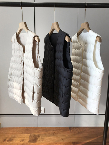 Ženski lagani down vest s punilom od bijelog patkanog perja, najlonska vanjska tkanina, okrugli ovratnik, jednostruko kopčanje na gumbe, srednja duljina 50–65 cm