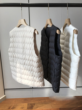 Ženski lagani down vest s punilom od bijelog patkanog perja, najlonska vanjska tkanina, okrugli ovratnik, jednostruko kopčanje na gumbe, srednja duljina 50–65 cm
