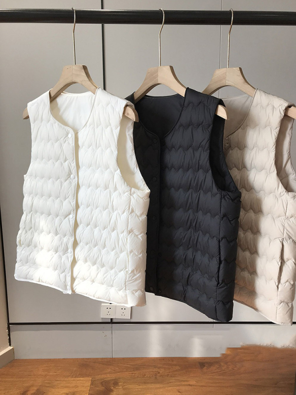 Ženski lagani down vest s punilom od bijelog patkanog perja, najlonska vanjska tkanina, okrugli ovratnik, jednostruko kopčanje na gumbe, srednja duljina 50–65 cm