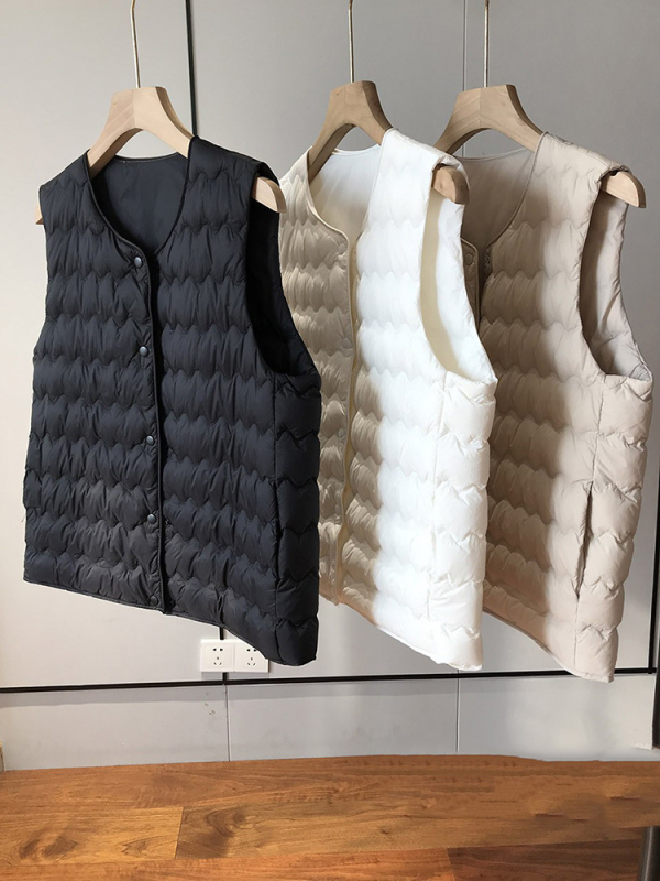 Ženski lagani down vest s punilom od bijelog patkanog perja, najlonska vanjska tkanina, okrugli ovratnik, jednostruko kopčanje na gumbe, srednja duljina 50–65 cm