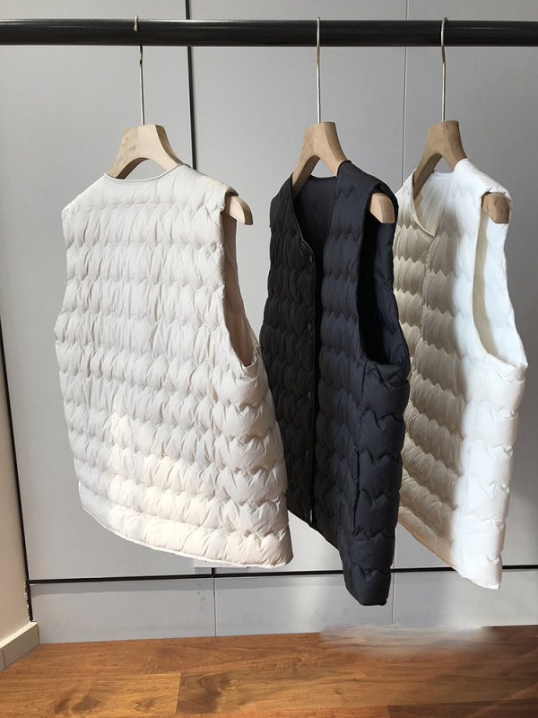 Ženski lagani down vest s punilom od bijelog patkanog perja, najlonska vanjska tkanina, okrugli ovratnik, jednostruko kopčanje na gumbe, srednja duljina 50–65 cm