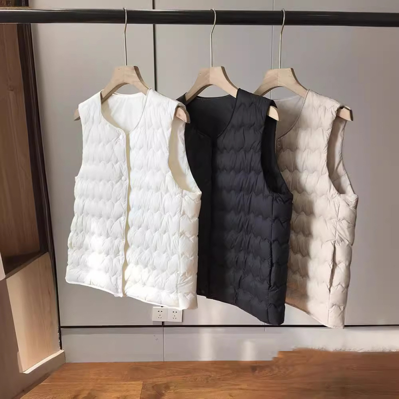 Ženski lagani down vest s punilom od bijelog patkanog perja, najlonska vanjska tkanina, okrugli ovratnik, jednostruko kopčanje na gumbe, srednja duljina 50–65 cm