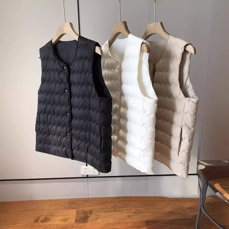 Ženski lagani down vest s punilom od bijelog patkanog perja, najlonska vanjska tkanina, okrugli ovratnik, jednostruko kopčanje na gumbe, srednja duljina 50–65 cm