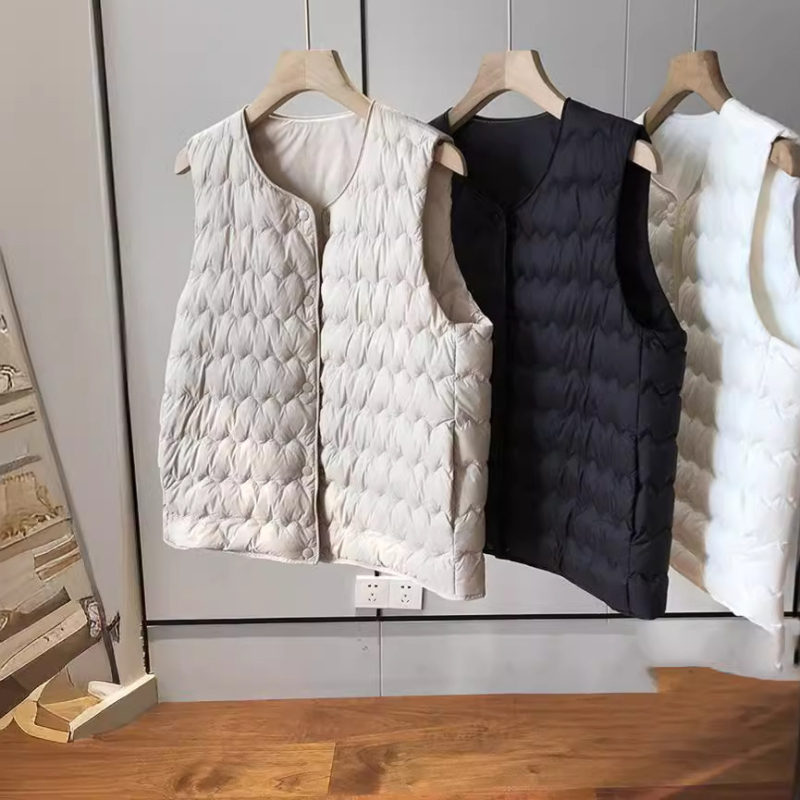 Ženski lagani down vest s punilom od bijelog patkanog perja, najlonska vanjska tkanina, okrugli ovratnik, jednostruko kopčanje na gumbe, srednja duljina 50–65 cm