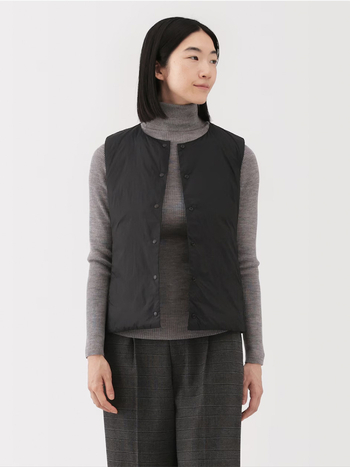 Ženska vesta s perju Slim-fit – punilo: bijelo pačje perje, udio perja 86–90%, kratka duljina (40–50 cm)