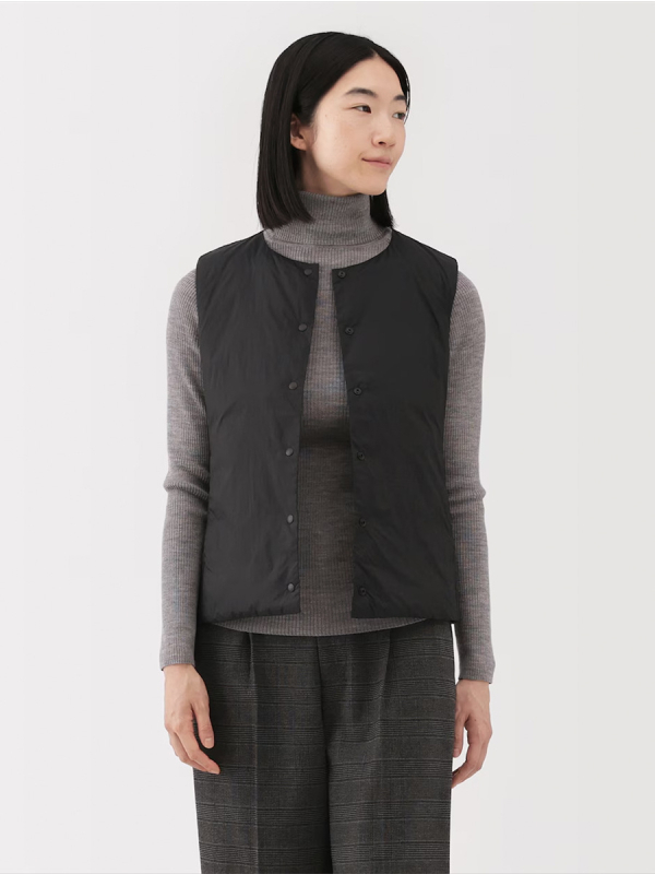 Ženska vesta s perju Slim-fit – punilo: bijelo pačje perje, udio perja 86–90%, kratka duljina (40–50 cm)