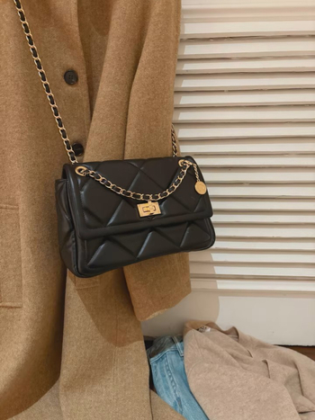Torba za rame-crossbody od PU kože, gradski minimalistički stil, lančani remen, romb šavovi, horizontalni kvadratni oblik