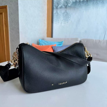 Dumpling torba od mekanog Super Fiber materijala, podstava od poliestera, zatvaranje na zip, unutarnja pretinica za dokumente, džep za telefon, dvostruke naramenice, proljeće 2025