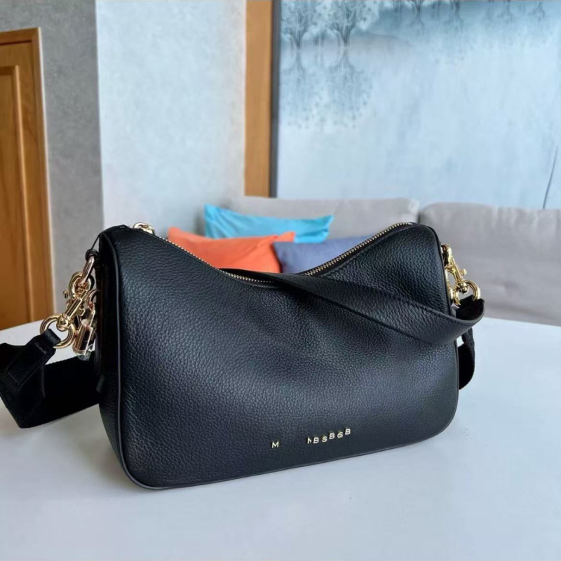 Dumpling torba od mekanog Super Fiber materijala, podstava od poliestera, zatvaranje na zip, unutarnja pretinica za dokumente, džep za telefon, dvostruke naramenice, proljeće 2025