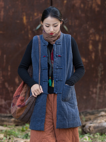 Дълга рамиева жилетка с quilted шевове; пълнител: имитационен коприна-памук; за жени; стойкова яка; тясна кройка; предна планка с копчета и катарами