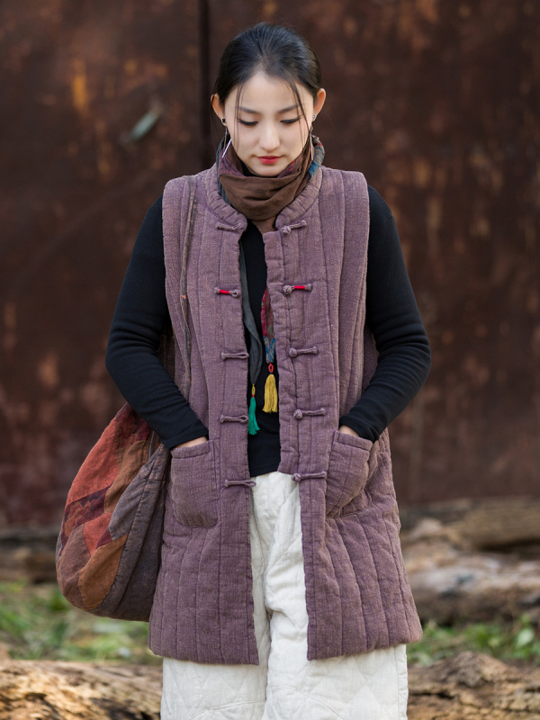 Дълга рамиева жилетка с quilted шевове; пълнител: имитационен коприна-памук; за жени; стойкова яка; тясна кройка; предна планка с копчета и катарами